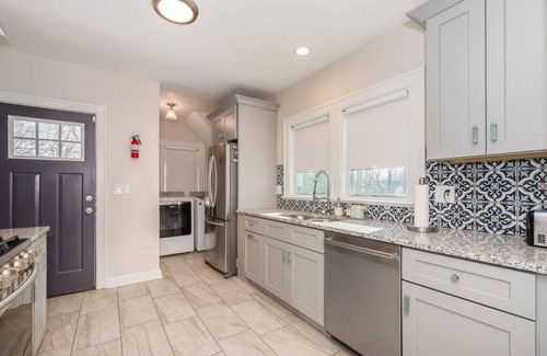 Kansas City Apartment | Forest Avenue Flat (1st Floor Apt) · 30 day stays welcomed | Midtown