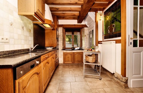 Commanster House | Forest-Edge Stay, Burtonville