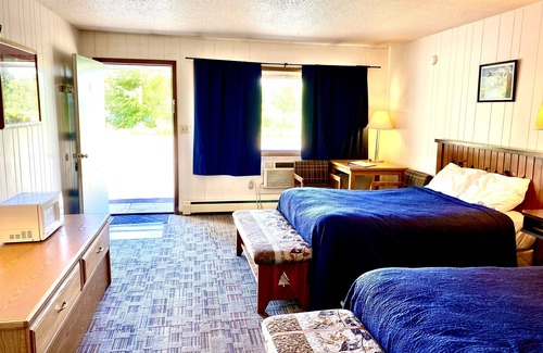 Grand Rapids Hotel | Forest Lake Motel