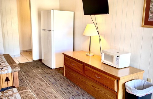 Grand Rapids Hotel | Forest Lake Motel
