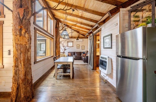 Adairsville Cabin | FoRest ReTreeT 2 bedroom Hot Tub Unique Chatming Adairsville Cabin Private
