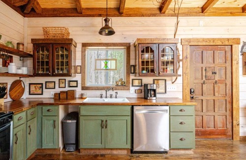 Adairsville Cabin | FoRest ReTreeT 2 bedroom Hot Tub Unique Chatming Adairsville Cabin Private