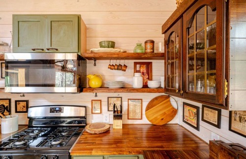 Adairsville Cabin | FoRest ReTreeT 2 bedroom Hot Tub Unique Chatming Adairsville Cabin Private
