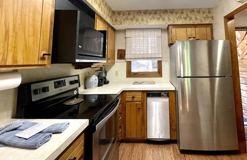 Mount Ida Condo | Forest view 2 bed/bath condo on Lake Ouachita by RedAwning