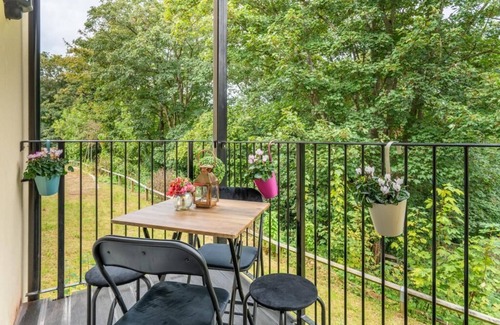 Southampton Apartment | Forest View Apartment with private balcony- Southampton