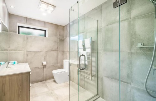 Greenhithe Apartment | Forest View Apartment with Parking and Garden
