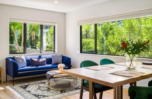 Greenhithe Apartment | Forest View Apartment with Parking and Garden