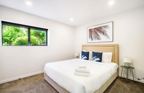 Greenhithe Apartment | Forest View Apartment with Parking and Garden