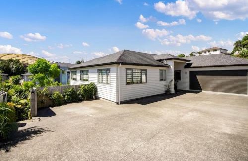 Greenhithe Apartment | Forest View Apartment with Parking and Garden