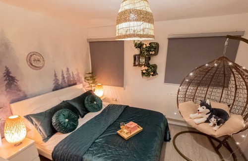 Great Houghton Apartment | Forest Work & Relax Accommodation (Forest Room)