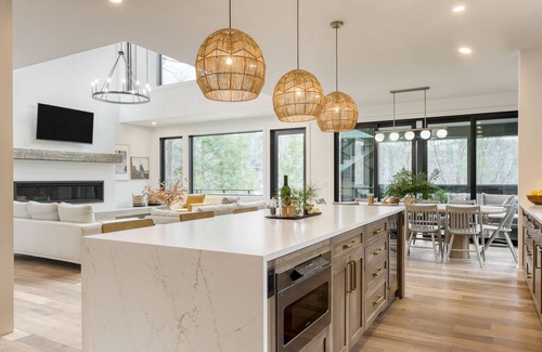 Monterey House | Forget-Me-Not by AvantStay | Bold Lakefront Escape