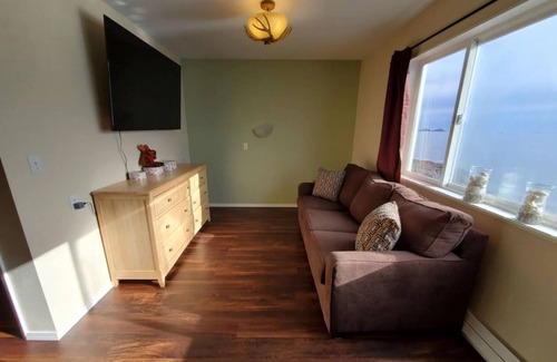Sitka Apartment | {Forget-Me-Not Inn} Alaskan Waterfront Vacation Rental (Eagle Suite)