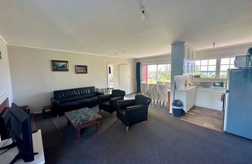 Te Akau Cottage | Forget your worries in our cosy farm cottage Spacious & relaxing with farm views