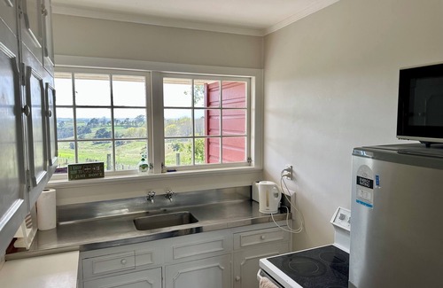Te Akau Cottage | Forget your worries in our cosy farm cottage Spacious & relaxing with farm views