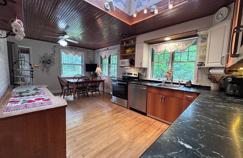 Great Falls House | Former family residence on 5 acres