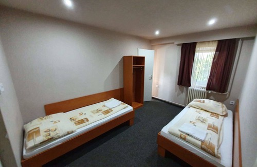 Roszke Hotel | Forró Fogadó
