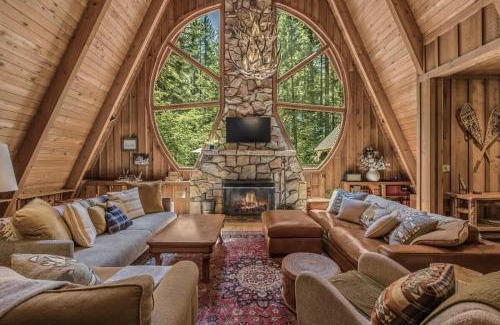 Rhododendron House | Forrest Lodge Large Private Luxury w Hot Tub