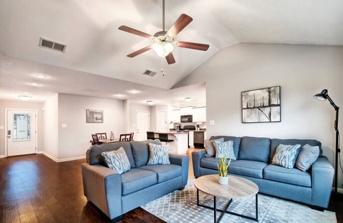 Oak Grove House | Fort Campbell Retreat: 3 Bedroom, Pet Friendly