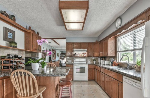 Maple Ridge Villa | Fort Sarina -New! 5 BR Villa Free car/RV parking close to Golden Ears Adventures