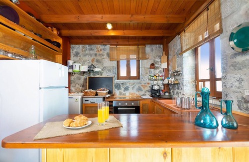 Chorafakia Villa | Fortino Villa, 1 BD and attic, pool, near the sand