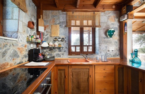 Chorafakia Villa | Fortino Villa, 1 BD and attic, pool, near the sand