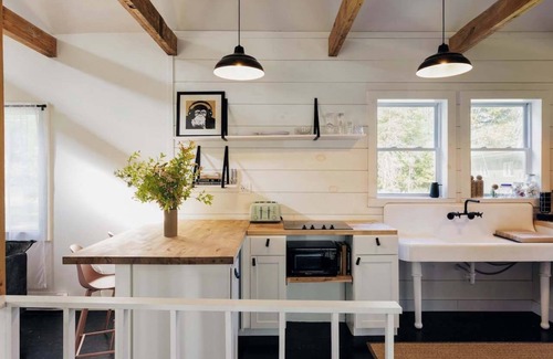 Jeffersonville House | FOUNDERS COTTAGE - 2 room with kitchennete
