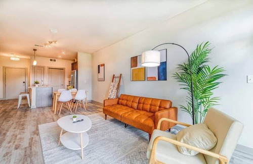 Auburn Hills Apartment | Fountain View 2B2B | Gym & Pool