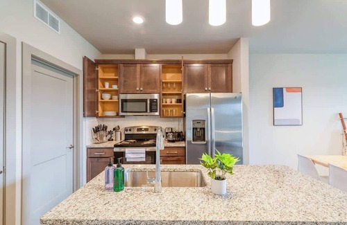 Auburn Hills Apartment | Fountain View 2B2B | Gym & Pool