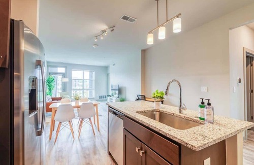 Auburn Hills Apartment | Fountain View 2B2B | Gym & Pool