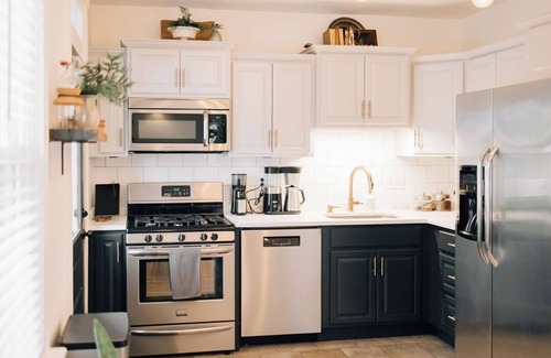 Lancaster House | Four Bed Family Stay. Near Sight and Sound. Hot Tub. Full Kitchen.