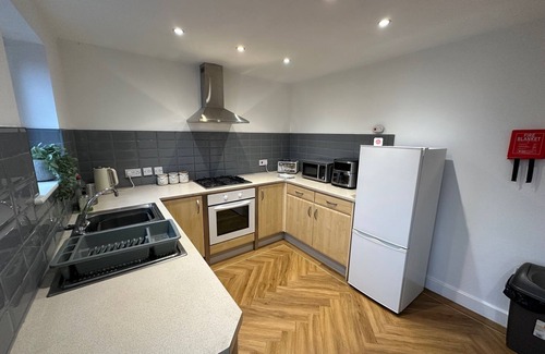 Hull House | Four bed free parking contractor house