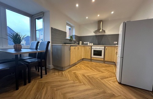 Hull House | Four bed free parking contractor house