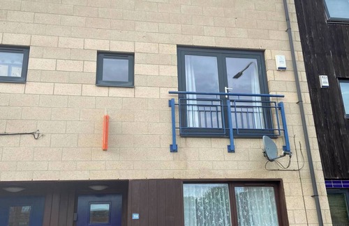 Hull House | Four bed free parking contractor house