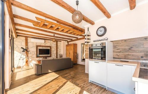 Kijevo House | Four-Bedroom Holiday Home In Kijevo