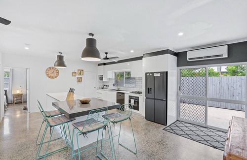 Holloways Beach Apartment | Four Bedroom House @ Holloways Beach