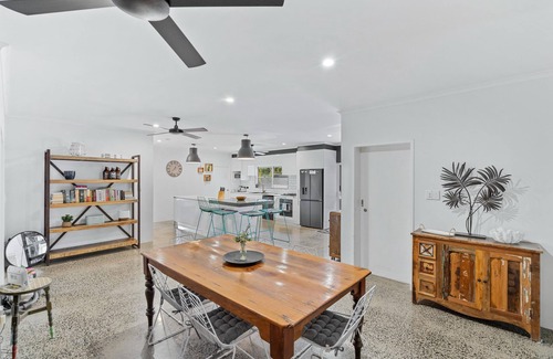 Holloways Beach Apartment | Four Bedroom House @ Holloways Beach