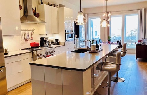 Taylor Run House | Four-level modern townhome with two grand pianos.