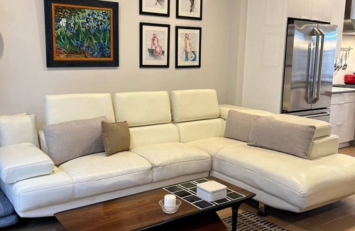 Taylor Run House | Four-level modern townhome with two grand pianos.