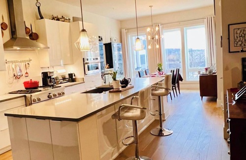 Taylor Run House | Four-level modern townhome with two grand pianos.