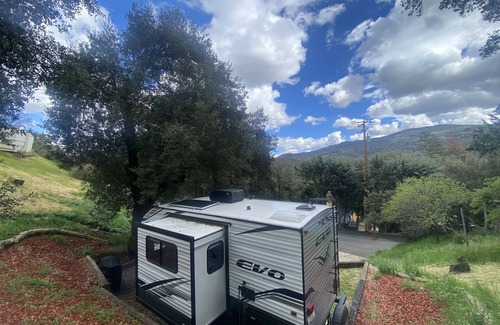 Julian House | Four minutes drive to historic Julian, CA! Cozy, RV with all the amenities.