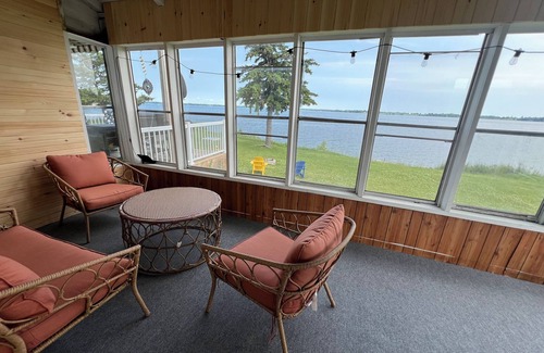 Howe Island Cottage | Four Season Waterfront Cottage with firepit/private boat launch