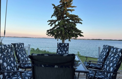 Howe Island Cottage | Four Season Waterfront Cottage with firepit/private boat launch