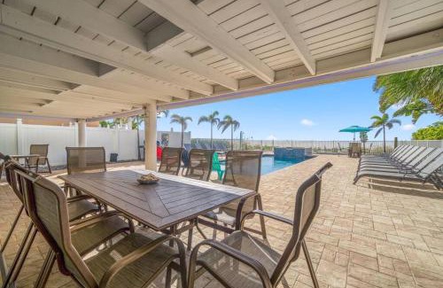 Indian Shores House | Four Shores Unit 1 Beach Condo Direct Gulf with Pool & Spa