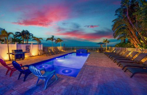 Indian Shores House | Four Shores Unit 1 Beach Condo Direct Gulf with Pool & Spa
