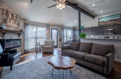 Edmond House | Fox Hunt - Modern, Updated - Pet friendly