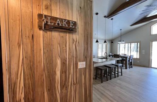 Minocqua House | Fox's Den Fence Lake Home