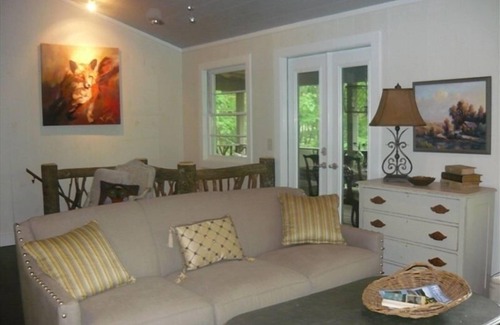 Mirror Lake Cottage | Foxdale Cottage - Beautifully renovated & well appointed
