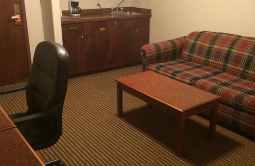 Fox Creek Hotel | Foxwood Inn & Suites