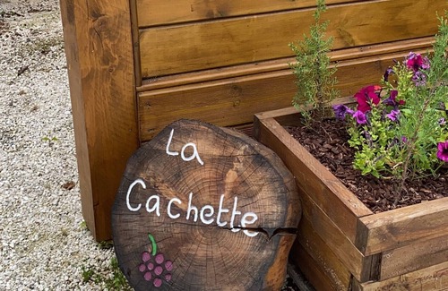 Sorges-et-Ligueux-en-Perigord Apartment | Cosy 1 bedroom gite (La Cachette)