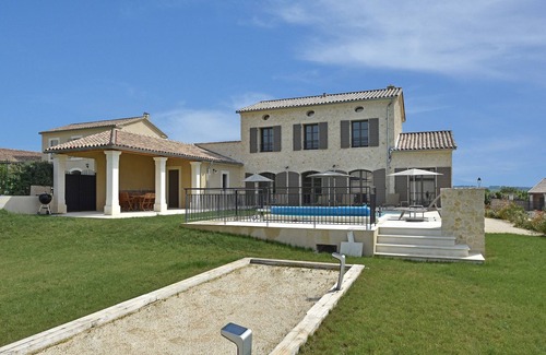 Garrigues-Sainte-Eulalie Villa | Sunny Villa Retreat in Uzès